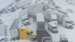 حادث تصادم بين 100 سيارة وشاحنة