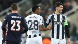 لاعبو نيوكاسل يونايتد يحتفلون بهدف في دوري أبطال أوروبا
