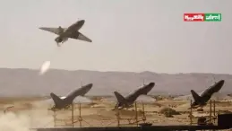 طائرة إيرانية تحلق فوق سفينة عسكرية أمريكية