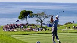 Justin Rose swings golf club at Farmers Insurance Open