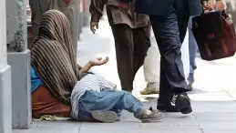 مشهد شارع في الأردن يظهر التسول