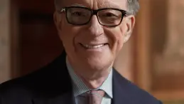 اللورد بيتر ماندلسون أثناء مغادرته مجلس اللوردات