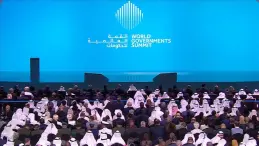 محمد بن راشد يكرم وزير غامبي في قمة الحكومات