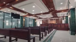 واجهة محكمة بدر حيث تعقد محاكمة خلية النزهة