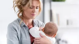 طفل رضيع يستمع لمقطوعة موسيقية على البيانو