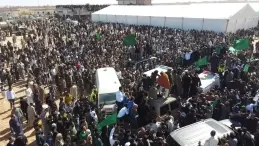 جموع كبيرة خلال تشييع جثمان سيف الإسلام القذافي في مطار بني وليد