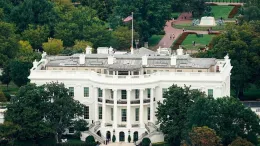 ترامب يصدم العالم بحظر دخول مواطنى دولتين عربيتين الى امريكا