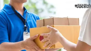 سائق توصيل يرتدي خوذة حماية