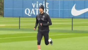 أشرف حكيمي يرتدي زي باريس سان جيرمان