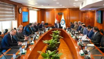 جانب من اجتماع بين وزير البترول المصري ورئيس شركة بيكرهيوز في فلورنسا