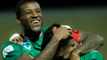 فريق الأهلي يحتفل بالفوز على الاتفاق