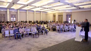 طلاب يشاركون في نشاط رياضي داخل مدرسة