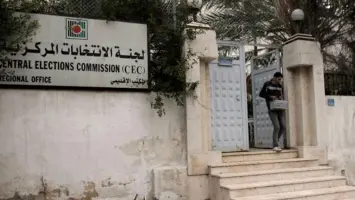 مدير مركز تدريب الأونروا في قلنديا يدخل المركز بعد قطع الكهرباء