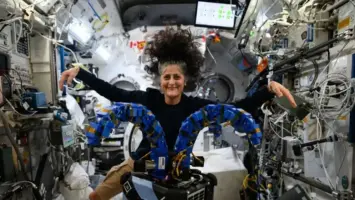 رائدة الفضاء الأمريكية سونيتا وليامز وهي تطفو في الهواء داخل مركبة فضاء