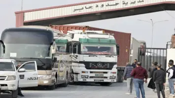 شاحنات تجارية تمر عبر الحدود الأردنية السورية