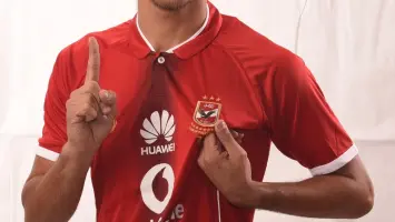 محمد شريف مهاجم الأهلي يحتفل بعيد ميلاده