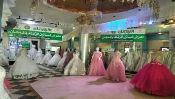 توزيع فساتين الزفاف في معرض بمدينة السادات