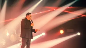 الفنان محمد فؤاد خلال حفلة غنائية