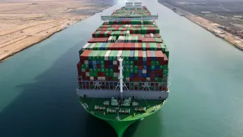 سفينة حاويات عملاقة تعبر قناة السويس