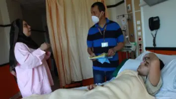 طالب يتلقى توجيهات طبية لامتحانات الثانوية العامة