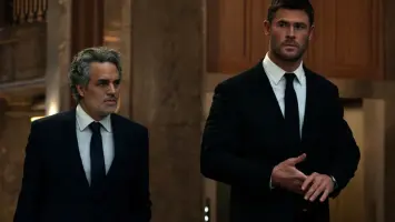 كريس هيمسورث ومارك رافالو في العرض الأول لفيلم كرايم 101