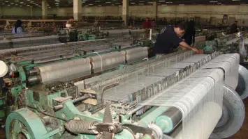 عمال نسيج يتلقون تدريب من خبراء