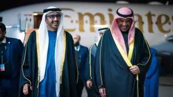 الشيخ عبدالله بن زايد آل نهيان خلال اجتماع اللجنة العليا المشتركة في الكويت