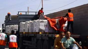 فلسطينيون يتزاحمون للحصول على حصص غذاء في خان يونس بجنوب قطاع غزة