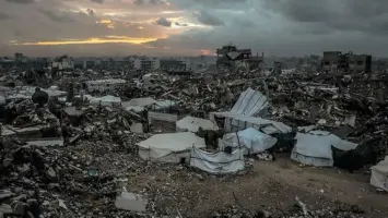 فلسطينيون ينتظرون استلام طعام من مطبخ خيري في بيت لاهيا