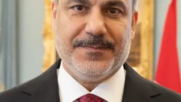 وزيرا الخارجية التركي هاكان فيدان والإيراني عباس عراقجي خلال مؤتمر صحافي