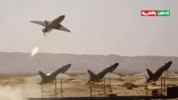 طائرة إيرانية تحلق فوق سفينة عسكرية أمريكية