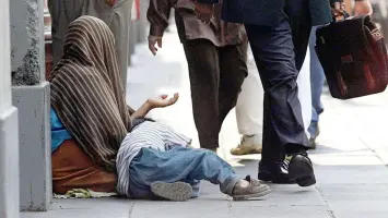 مشهد شارع في الأردن يظهر التسول