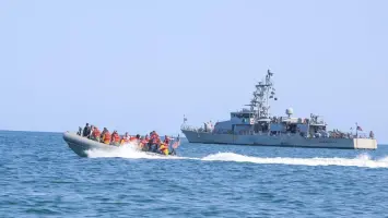 زوارق مسلحة تعترض سفينة شمال عمان