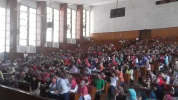 طلاب كلية التمريض في محاضرة بجامعة الإسكندرية