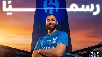 كريم بنزيما يرتدي قميص الهلال السعودي