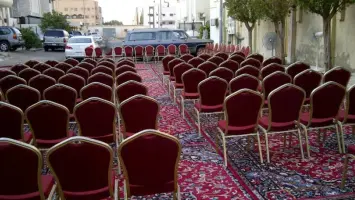 مجموعة من الأشخاص في مراسم عزاء حديثة