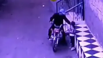 سيدة متهمة بسرقة قرط ذهبي من طفلة