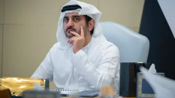 مشهد لمركز دبي المالي العالمي مع أبراج عالية وشركات اقتصادية