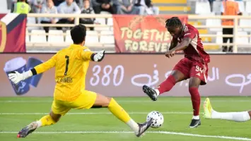 مباراة كرة قدم بين فريقي الوحدة والبطائح على استاد آل نهيان