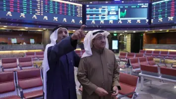 شاشة عرض بورصة الكويت تظهر مؤشرات إيجابية
