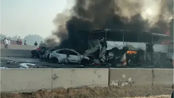 حادث مروري على طريق صحراوي بمصر