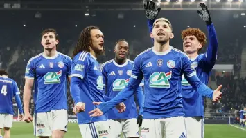 لاعب الوسط الباراغوياني خوليو إنسيسو مع لاعب وسط موناكو دينيس زكريا