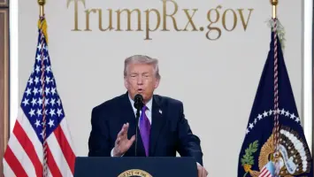 ترمب ووزير الصحة روبرت كينيدي جونيور خلال إطلاق الموقع