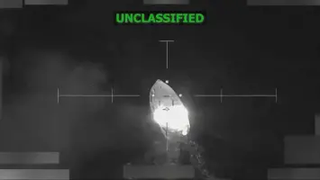 سفينة حربية تبحر في المحيط