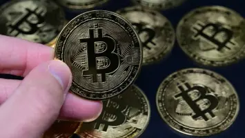 رسم بياني يوضح انخفاض أسعار البيتكوين