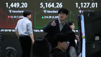 شاشة تعرض مؤشرات سوق الأسهم الآسيوية