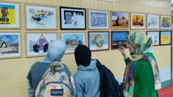 لوحات الكاريكاتير في محطة مترو بالقاهرة