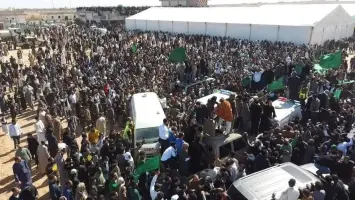 جموع كبيرة خلال تشييع جثمان سيف الإسلام القذافي في مطار بني وليد