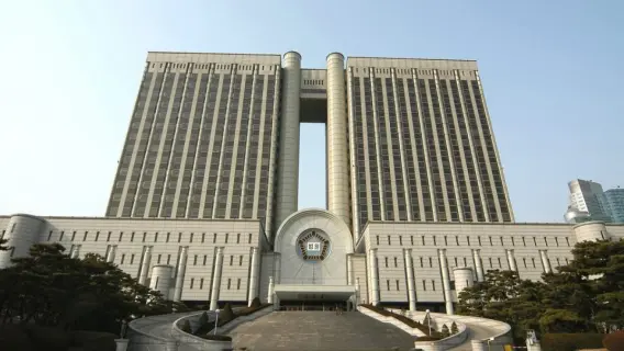 شاشة تلفزيونية تعرض محاكمة هان دوك سو