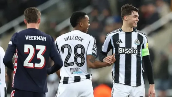 لاعبو نيوكاسل يونايتد يحتفلون بهدف في دوري أبطال أوروبا